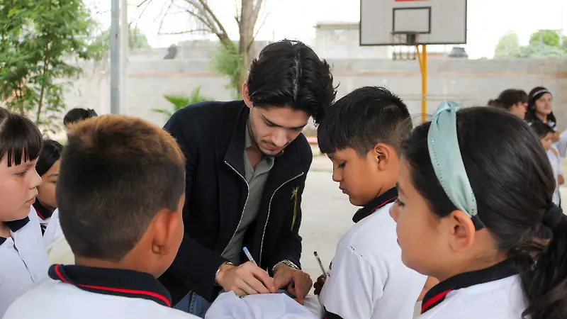 Club Santos obsequia útiles escolares en Primaria Francisco I. Madero